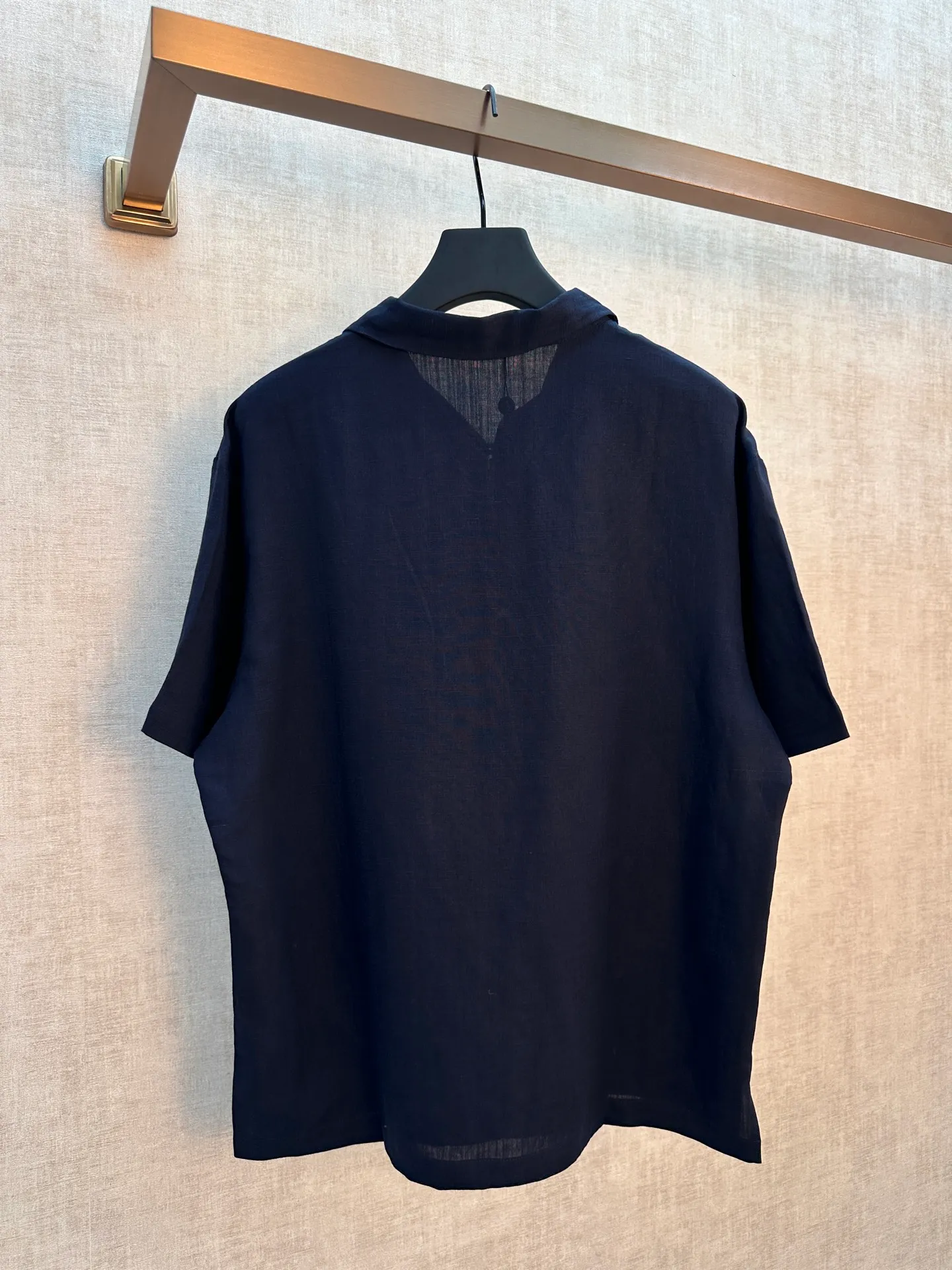 LP 26 New Arrival linen short-sleeved Polo shirt is a light luxury item made in Italy. It features a relaxed and elegant "old money style" tone, and uses simple design and natural fabrics to interpret the high-end feel of summer. The style adopts a Classic small lapel + single-button half placket design, which is neat and casual. It is matched with a slightly loose straight cut and a short-sleeved silhouette, taking into account comfort and neat lines. It does not flatter the body shape and hides the muscles to look slimmer. Available in navy blue and white, it is suitable for a variety of wearing scenarios, whether it is daily casual or light business occasions. The fabric is made of 100% linen, with natural texture and breathable holes. It has excellent moisture absorption and heat dissipation. It is dry and not sweaty when worn in summer, and has a natural drape when worn. It is an ideal choice for summer commuting and vacation. There is no unnecessary decoration on the whole, and the fabric texture and neat tailoring are the key to winning. It is low-key and durable, and can easily create an effortless high-end outfit. Sizes: M.L.XL.XXL.